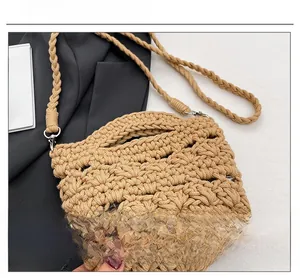 Detail der böhmischen braunen hohlen Strickhandtasche mit strukturiertem Häkelwellenmuster