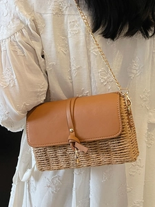 Stroh-Schultertasche mit braunem Lederdeckel und goldener Kette für Damen im Sommer