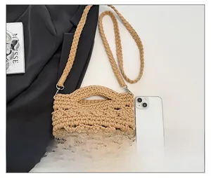 Detailansicht der khakifarbenen Häkeltasche mit gewellten Kanten und Schultergurt