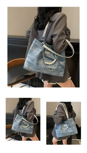 Detail der blauen Denim-Tragetasche mit dekorativen Perlen und silberner Metallkette