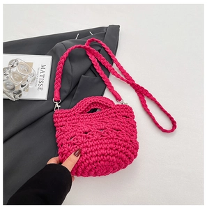 Détail du sac seau rose fuchsia fait main au crochet avec texture épaisse et bandoulière