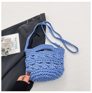 Détail du sac seau en maille bleue tissé à la main avec bandoulière tressée