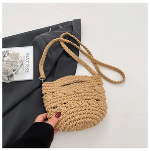 Vue détaillée de la texture épaisse tissée à la main et du fond du sac seau au crochet beige