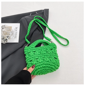 Détail du sac seau vert crocheté main avec texture tissée épaisse et boucles argentées