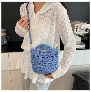 Détail du sac seau bleu tissé main avec texture en corde de coton et bandoulière