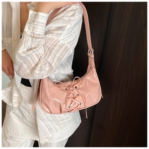 Details der rosa Lackleder-Schultertasche mit einem einzigartigen Schleifendesign