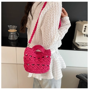 Détail du sac seau ajouré rose magenta tissé main avec fermoirs métalliques argentés