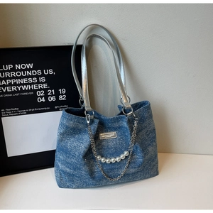 Detailansicht der dunkelblauen Glitzer-Denim-Tasche mit Silberkette und Perlenanhänger