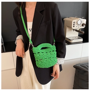 Gros plan détaillé du sac seau au crochet vert vif fait main avec motif tricot ajouré