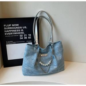 Detail der hellblauen Tote Bag in Denim-Optik mit Perlenakzenten und Silberkette