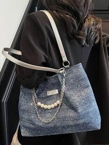Blaue Denim Tote-Tasche mit Silberkette und Perlen für stilvolles Pendeln