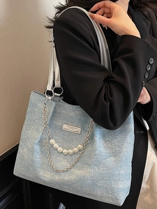 Minimalistische hellblaue Denim-Tragetasche mit Silberriemen, Kette und Perlenanhänger