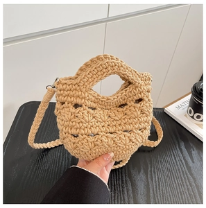 Détail du sac seau beige tissé main avec motif au crochet et boucle en argent