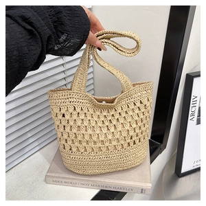 Vue détaillée du sac à bandoulière en crochet fait main beige avec texture en fibres naturelles