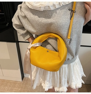 Détail du sac cabas jaune en cuir à motif litchi avec un élégant foulard décoratif en soie