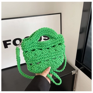 Détail du sac seau tissé vert vif avec texture en corde de coton et crochets métalliques