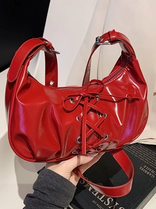 Rote Hobo-Handtasche aus Lackleder mit geschnürtem Schleifendetail und Ösen
