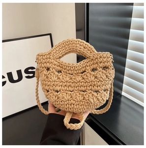 Détail du motif tressé à la main sur un sac seau demi-lune kaki avec bandoulière