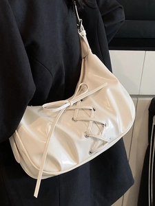 Minimalistische cremeweiße Hobo-Tasche mit Schnürschleife und glänzendem Lederfinish