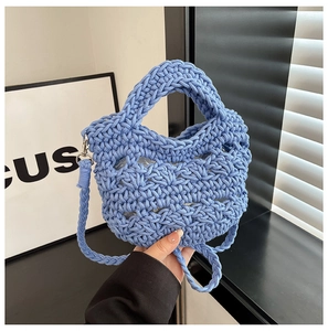 Détail du sac seau bleu tissé à la main montrant la texture et le motif au crochet