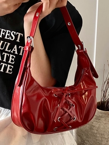 Rote Lackleder-Schultertasche mit Schnürung und verstellbarer silberner Schnalle