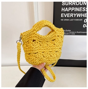 Détail du sac seau en coton tissé jaune avec maille ajourée et crochets en métal
