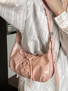 Rosafarbene Schultertasche aus Lackleder mit dekorativer Schnürung im Corsage-Stil