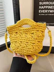 Sac seau jaune tricoté à la main avec texture crochet épaisse et bandoulière réglable