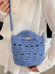 Sac seau bleu tressé à la main avec poignée et bandoulière pour la plage