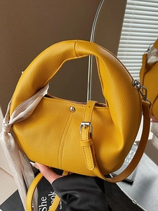 Sac fourre-tout minimaliste jaune gingembre avec texture litchi et foulard décoratif