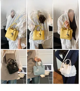 Sacs seau à motif litchi en jaune noir bleu et blanc avec détail de charme coeur