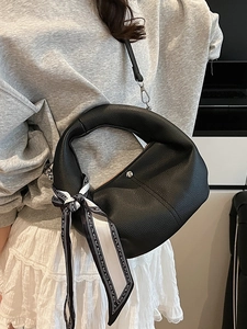 Sac fourre-tout noir motif litchi avec foulard décoratif et poignée élégante pour femmes