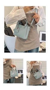 Sac seau bleu clair à texture litchi avec breloque cœur présenté en vue trois panneaux