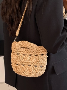 Sac seau en crochet artisanal beige avec motif ajouré et bandoulière tressée