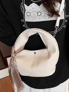Sac fourre-tout minimaliste en cuir beige avec foulard élégant et bandoulière amovible