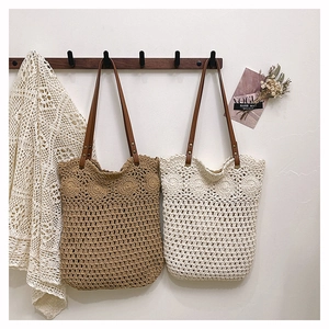 Détail de sacs fourre-tout en crochet avec lanières en cuir et bords festonnés