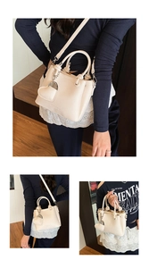 Détails du sac à main crème en cuir grainé avec charm cœur et bandoulière amovible