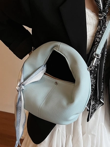 Sac fourre-tout minimaliste bleu clair en cuir grainé avec foulard et boucle argentée