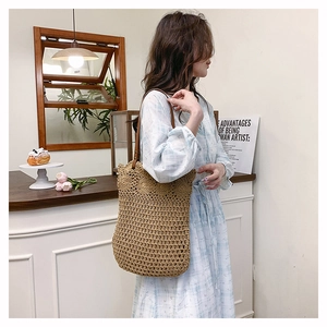 Gros plan sur un sac cabas en paille tressé main avec détails de crochet ondulé élégants