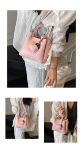 Détail du sac seau rose texturé litchi avec pendentif coeur et bandoulière fine