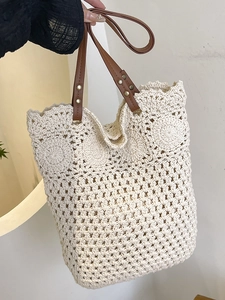 Sac fourre-tout minimaliste en paille crochetée beige avec des poignées en cuir marron d'été