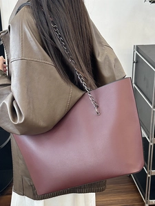 Minimalist large tote bag in burgundy faux leather with stylish silver chain strap