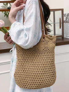 Sac fourre-tout minimaliste en paille tissée beige avec poignées en similicuir marron chic