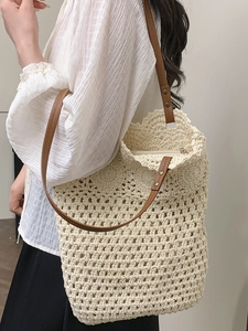 Sac fourre-tout minimaliste en paille beige avec bandoulière en cuir pour la plage