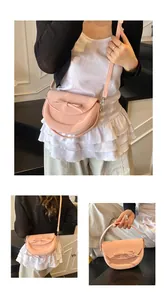 Vues détaillées du sac bandoulière rose clair avec nœud papillon et sangle réglable