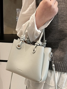Secchiello chic in pelle verde chiaro con manico a nodo e tracolla sottile rimovibile