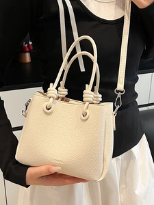 Elegante borsa a secchiello bianco crema in pelle martellata con manici annodati