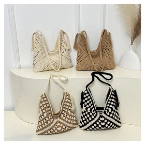 Dettaglio della trama di borse crochet bohémien con nappe eleganti e frange laterali di stile