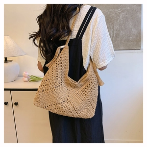 Borsa a spalla in crochet beige bohémien con motivi traforati e lunghe nappe decorative