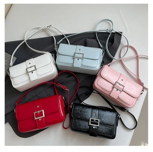 Détail de cinq sacs bandoulière colorés avec boucles argentées sur une veste grise